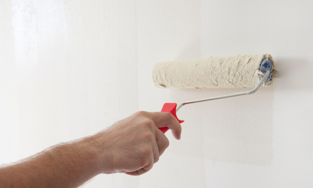 Cum și de ce trebuie asigurată amorsarea pereților înainte de tapetare?
